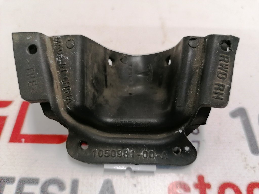 Plug for parking sensors S6 right rubber RWD Tesla model S 1050981-00-A
